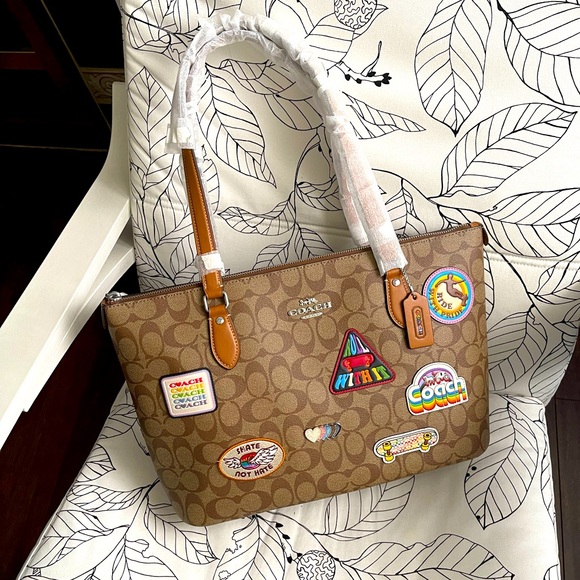 COACH GALLERY TOTE IN SIGNATURE CANVAS WITH PATCHES - Picture 5 of 8